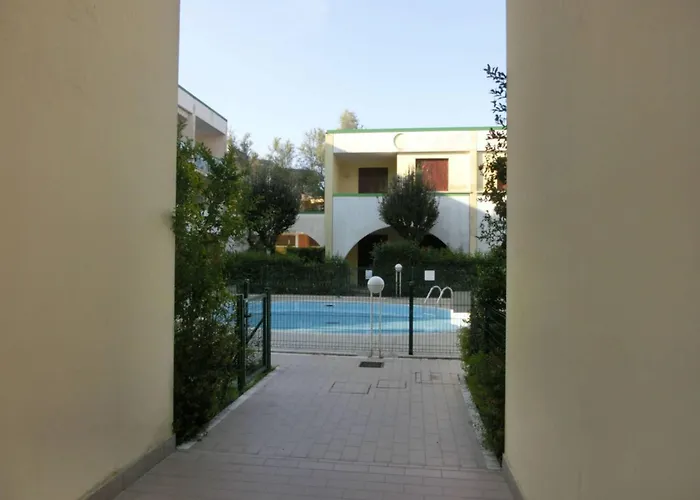 Feel At In With Fenced Garden